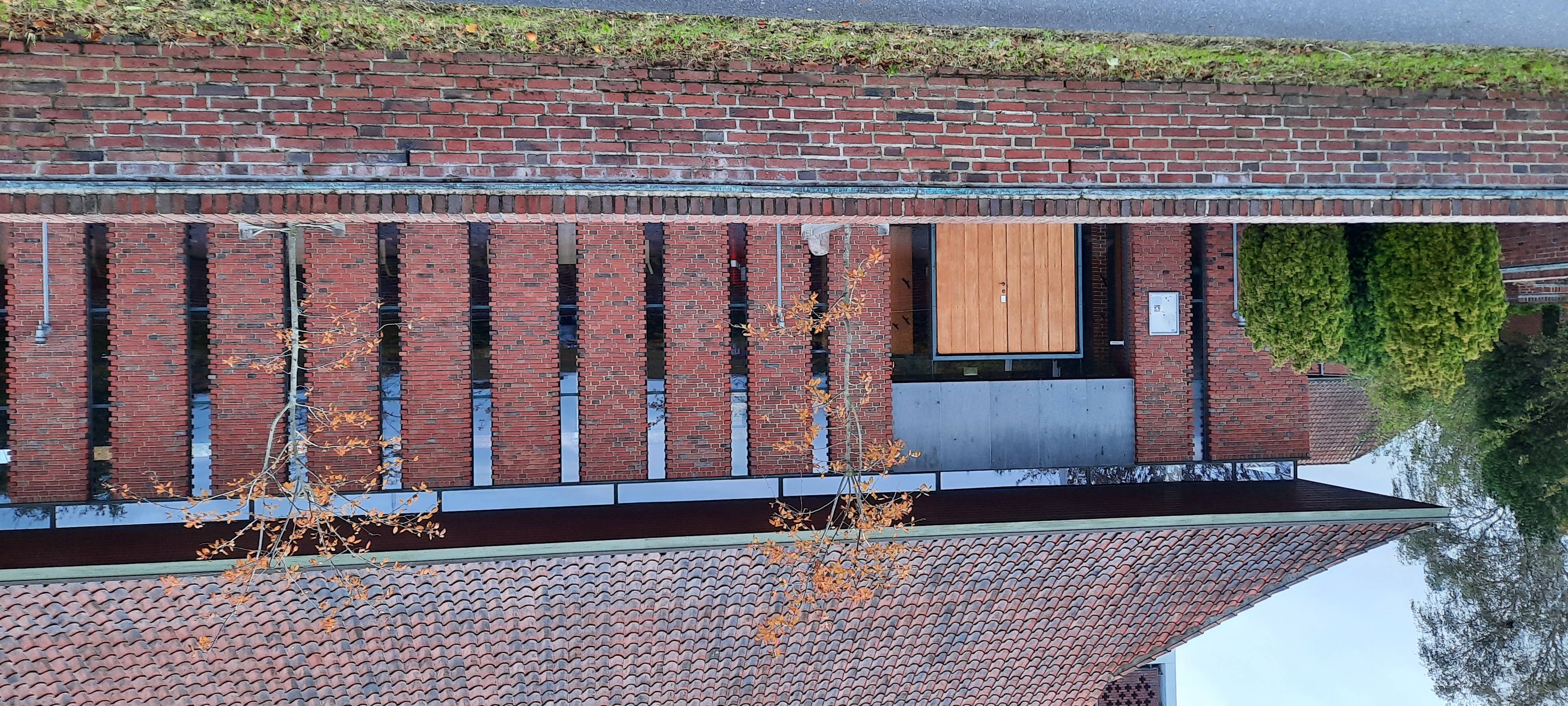 Hundige Kirke set udenfor.