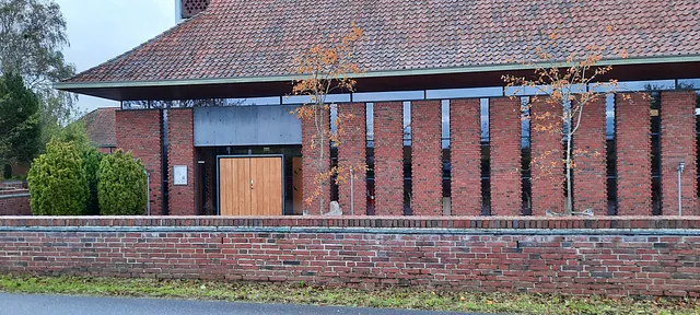 Hundige Kirke set udenfor.