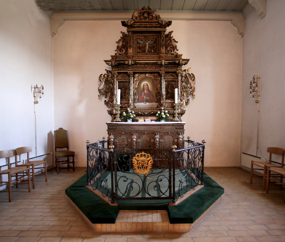 Alteret ses med knæfald