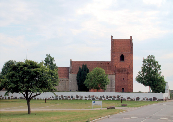 Kirken med muren foran. Set fra syd.