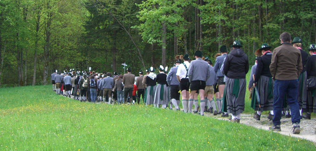 En masse mennesker, der går.