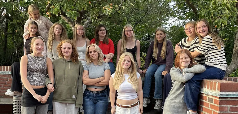 Pigekoret foran kirkemuren ved Hundige Kirke