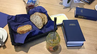 Bord med brød, mamelade og højskolesangbøger