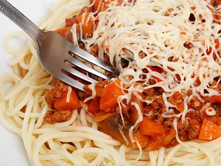 Spaghetti med kødsaovs på tallerken