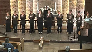 pigekoret står foan orglet.