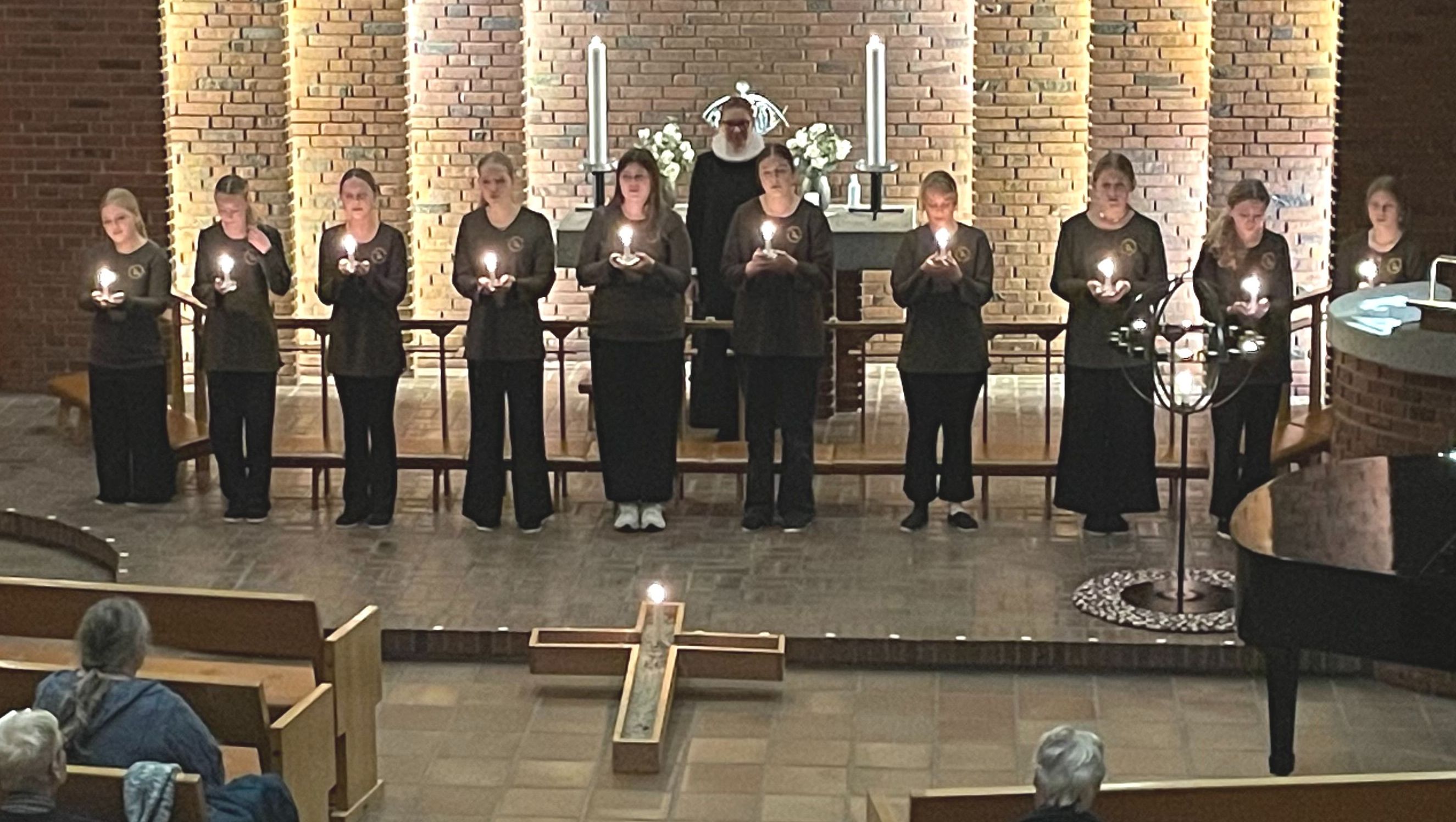 pigekoret står foan orglet.