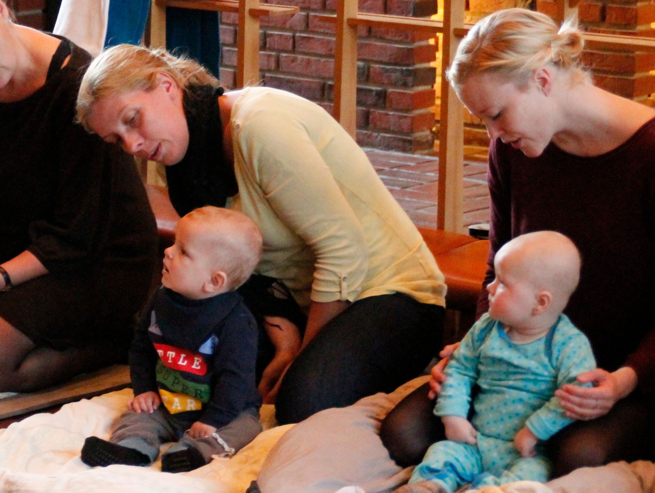 Mødre med babyer i kirkerummet