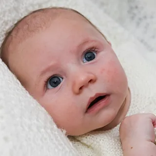 Portræt af baby med åbne øjne